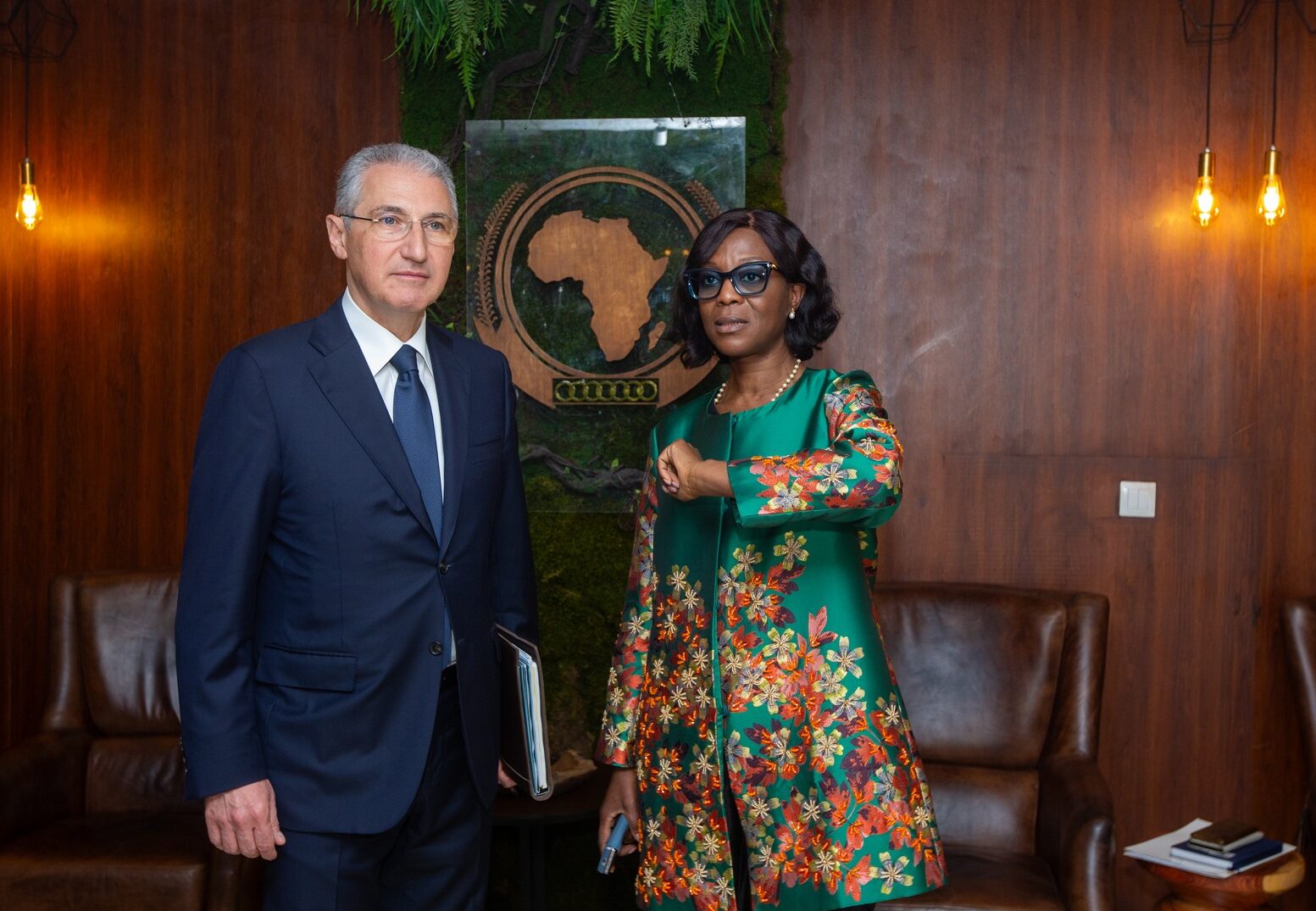 La Ministre Arlette SOUDAN-NONAULT reçoit en audience le Ministre Mokhtar Babayev de l’Azerbaïdjan, Président désigné de la COP29 au siège de la commission climat et du fonds bleu pour le Bassin du Congo