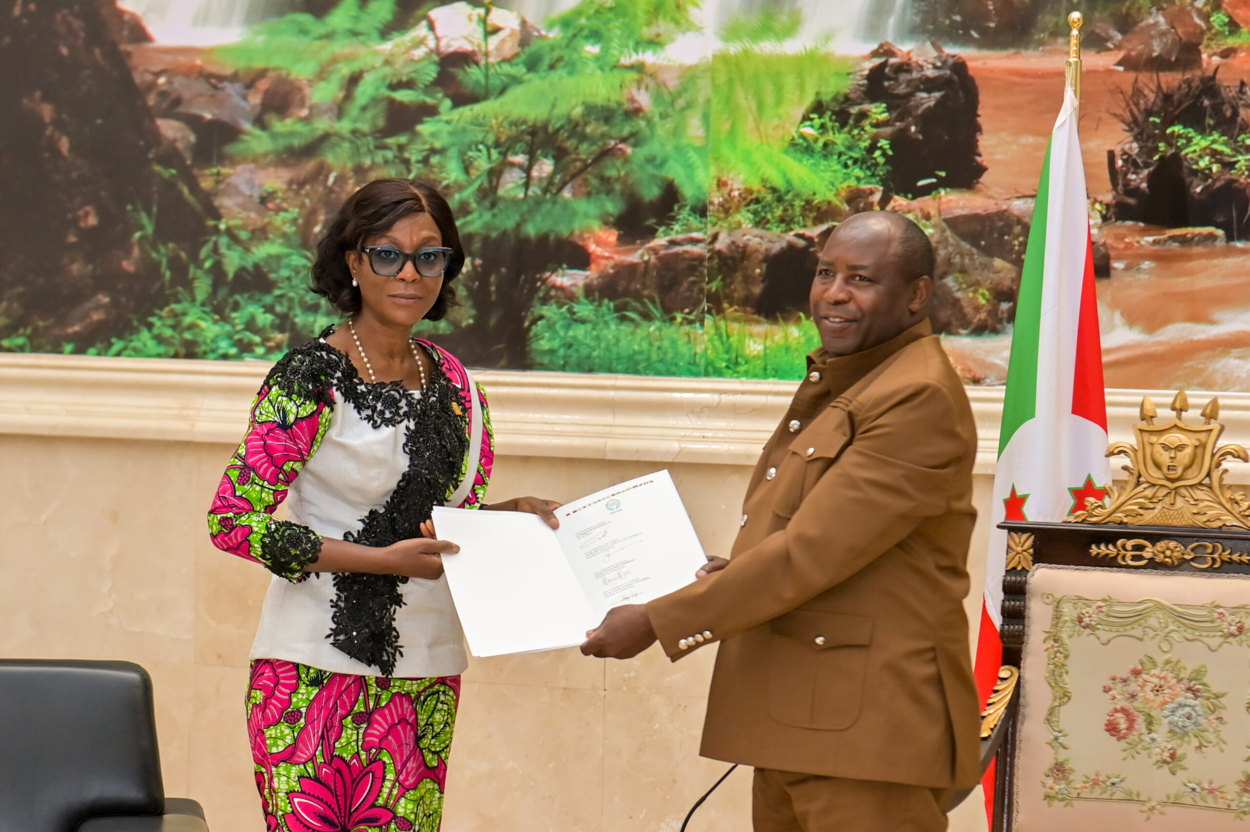 Le Président de la République du Burundi, SEM. Évariste NDAYISHIMIYE reçoit en audience Madame Arlette SOUDAN-NONAULT, Envoyée spéciale de SEM. Denis SASSOU N’GUESSO, Président de la République du Congo, Président de la CCBC.