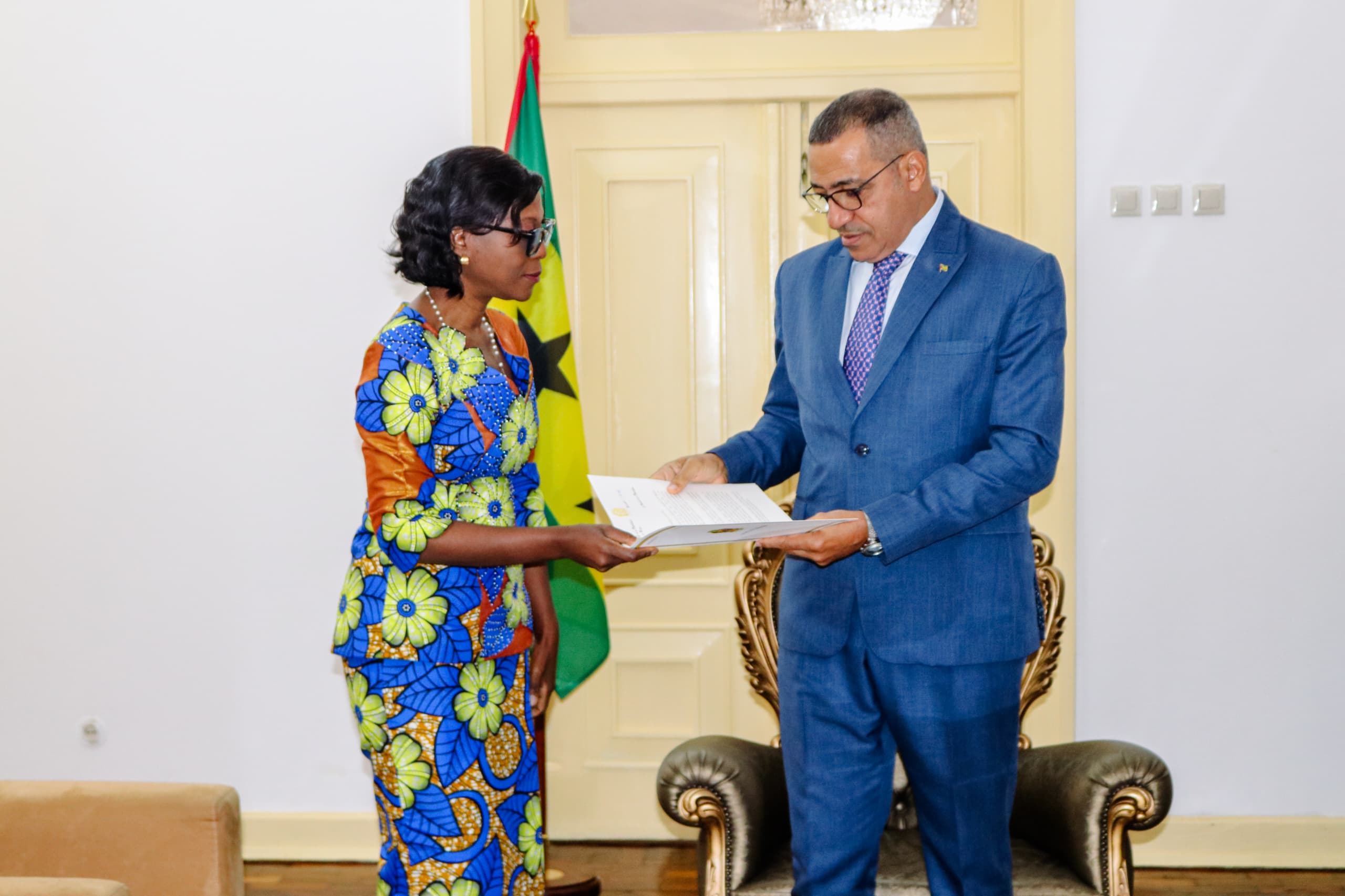 Le Président de la République Démocratique de Sao Tomé et Principe, SEM Carlos Manuel VILA NOVA a reçu en audience l’Envoyée Spéciale de SEM Denis SASSOU N’GUESSO, Président de la République du Congo, Président de la Commission Climat du Bassin du Congo (CCBC), Madame Arlette SOUDAN-NONAULT